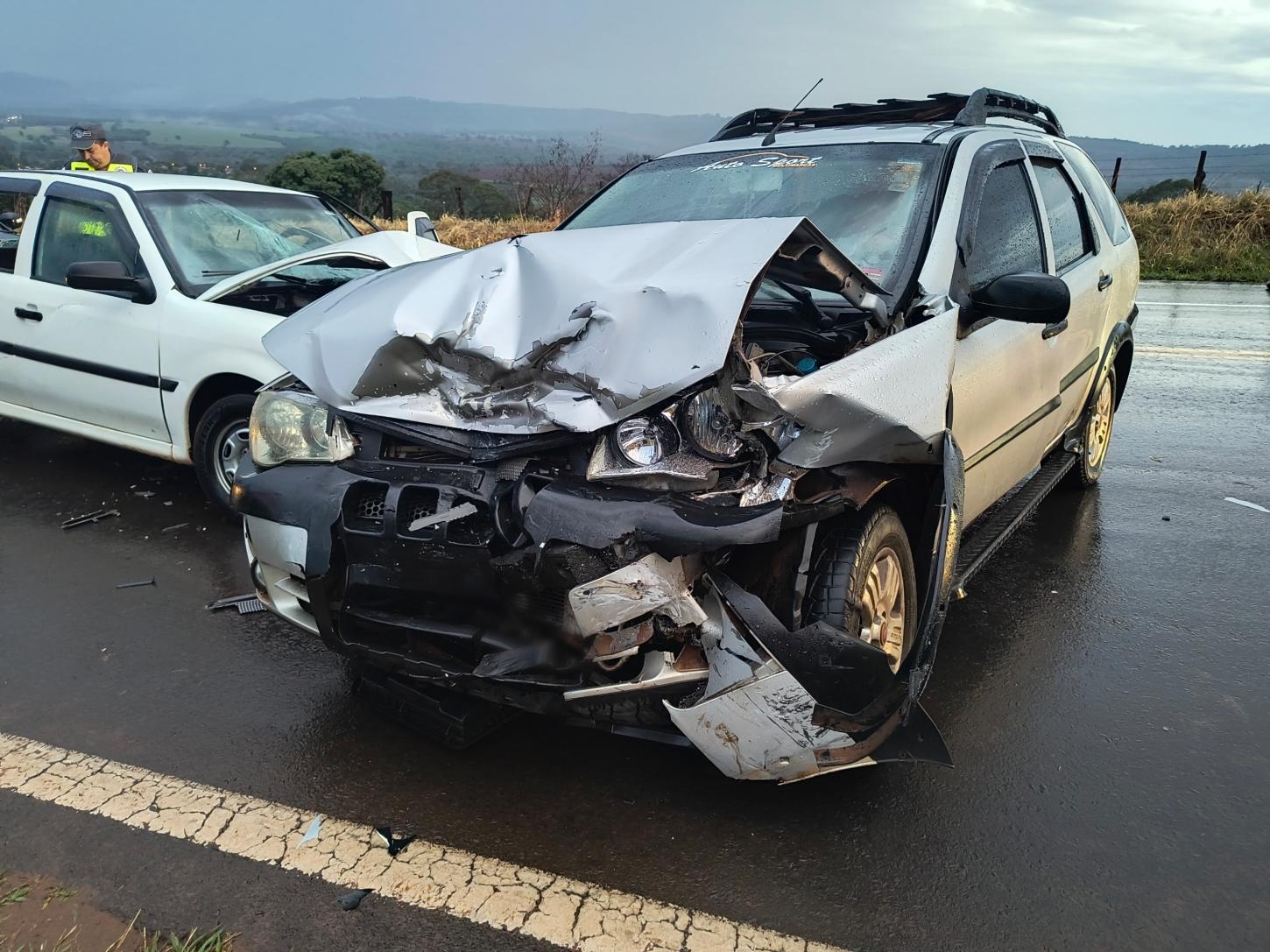 Acidente deixa quatro pessoas feridas na rodovia Tancredo Neves