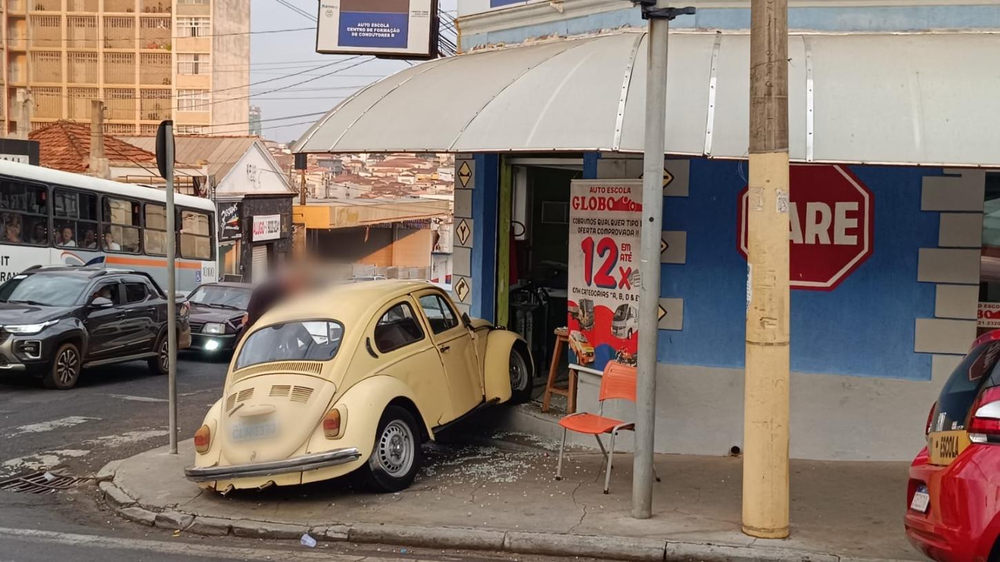 Após colisão, carro é arremessado em calçada e atinge parede na Estação