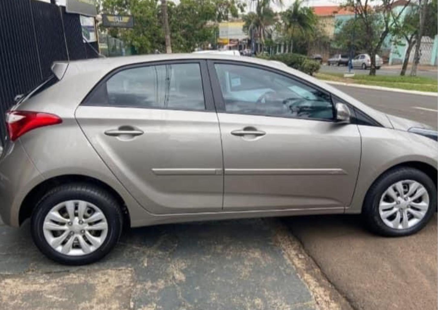 Bandidos assaltam motorista de aplicativo e levam carro e celular