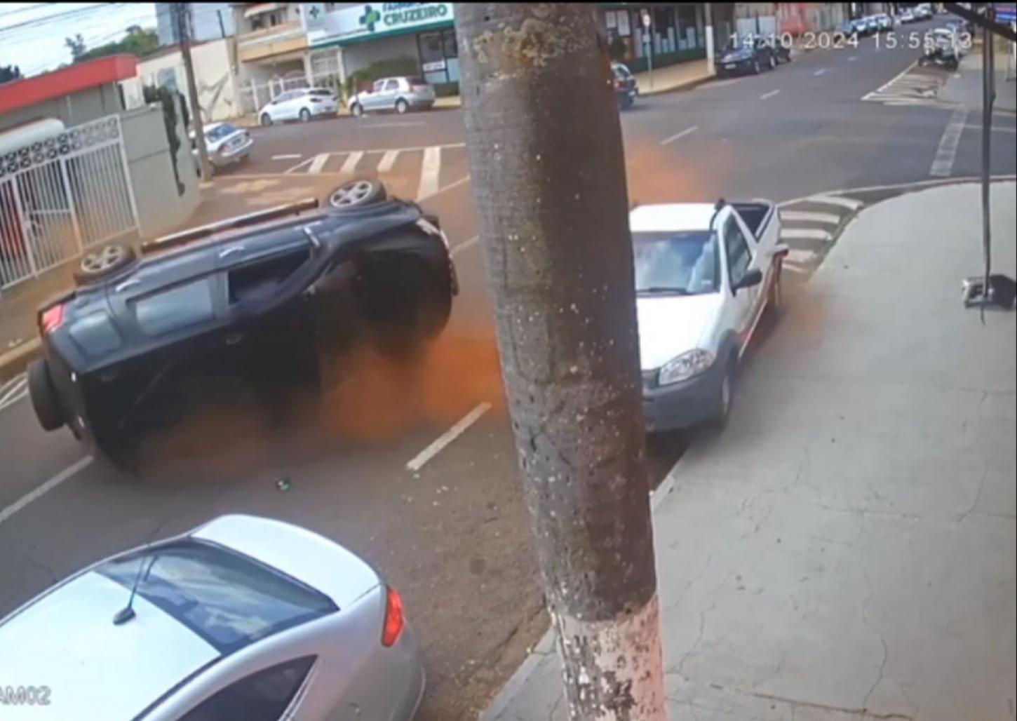 Câmera flagra colisão seguida de tombamento no Cidade Nova