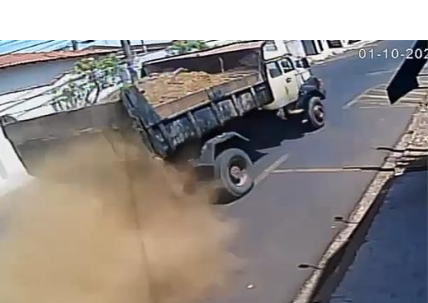 Caminhão derruba terra com entulhos e gera transtorno a moradores