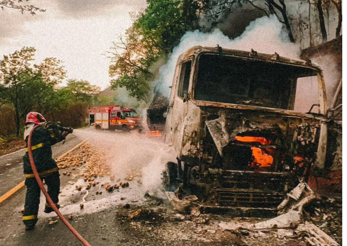 Pneu explode e caminhão pega fogo em rodovia próximo a Jaguara