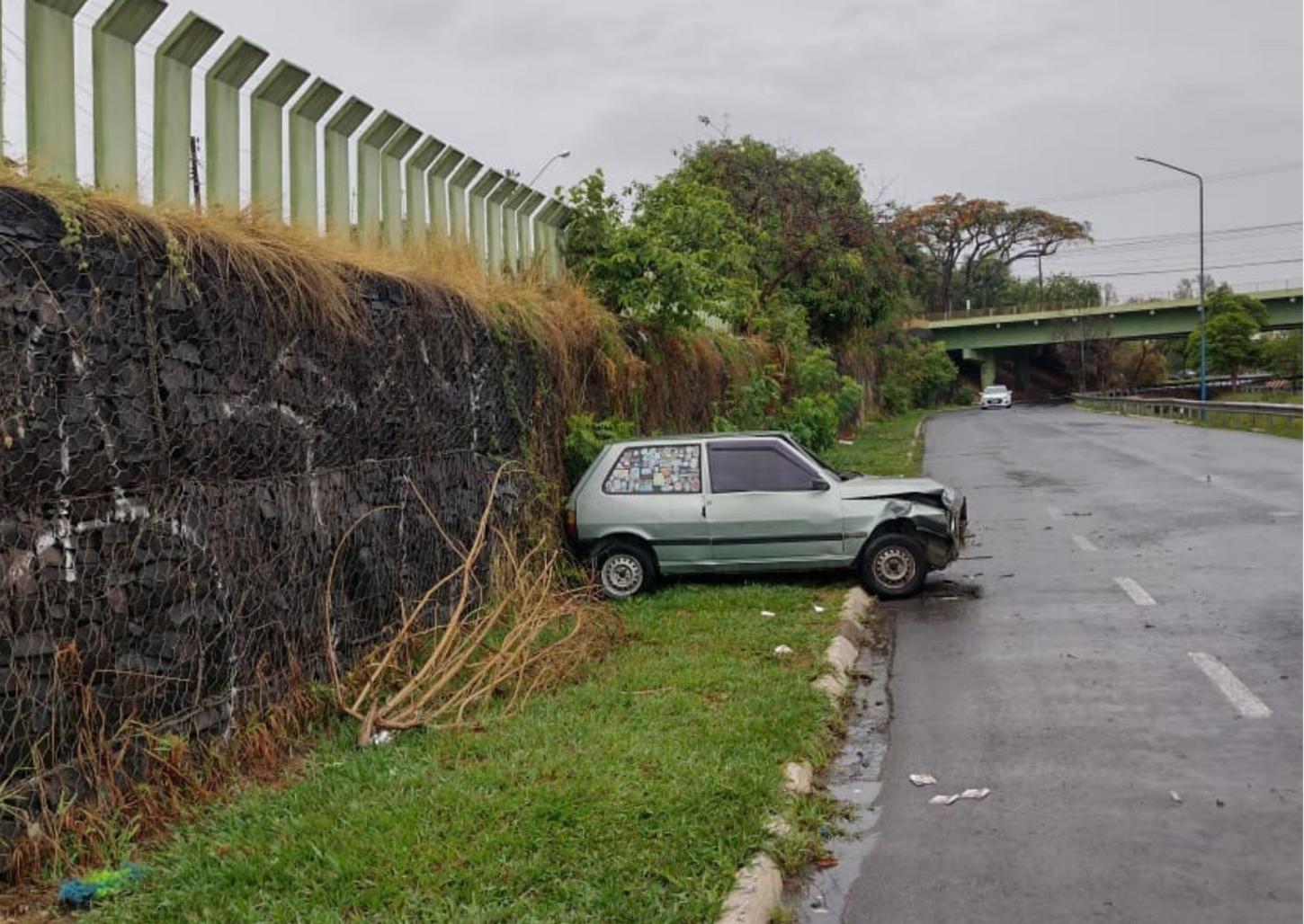 Carro é encontrado batido e abandonado na Hélio Palermo