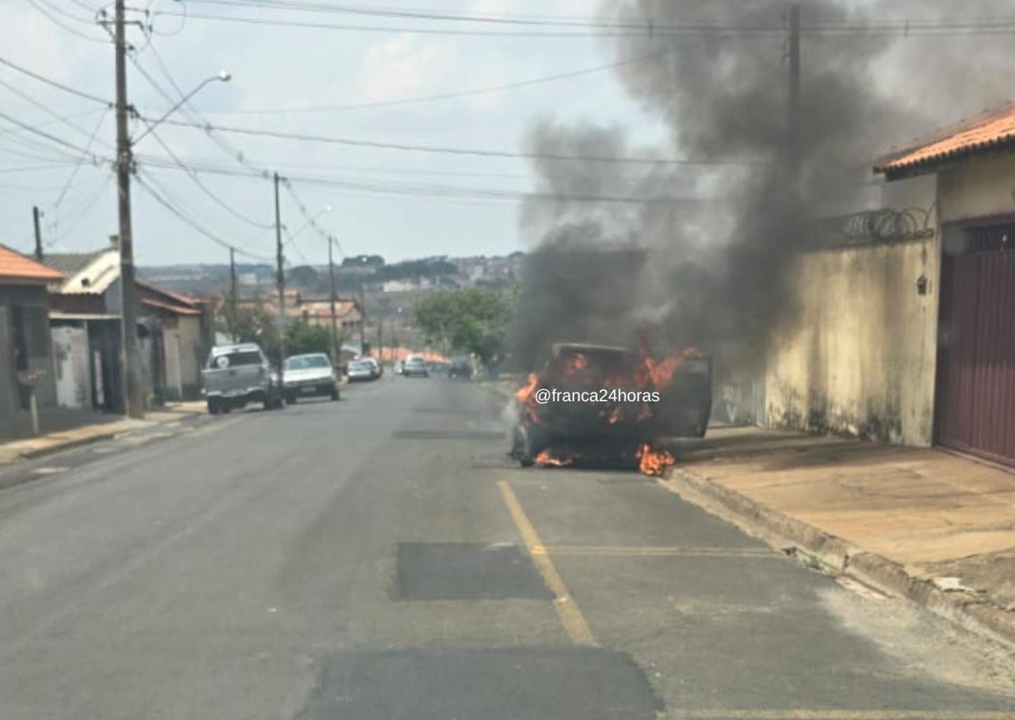 Carro pega fogo na Vila São Sebastião; assista