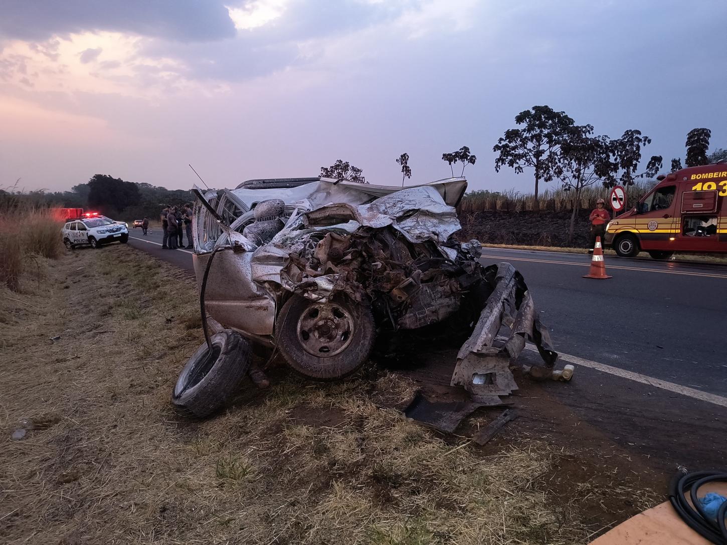 Colisão frontal deixa uma pessoa morta na rodovia Fábio Talarico