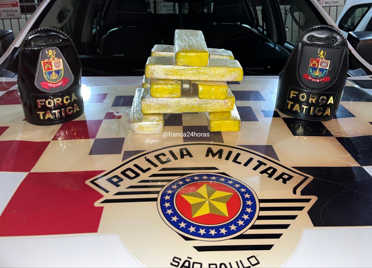 Homem é preso e menor apreendido pela Força Tática com 9 tijolos de maconha