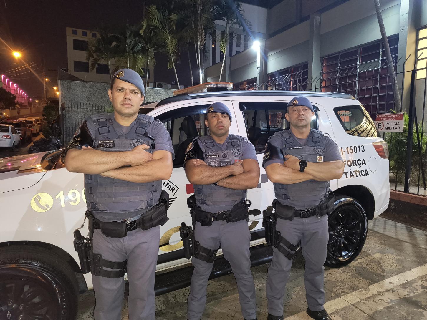 Força Tática flagra traficante fracionando droga em prato