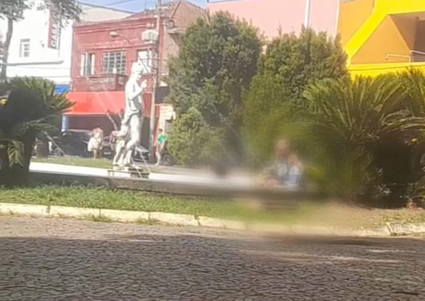 Homem é flagrado tomando banho em fonte da praça central de Franca