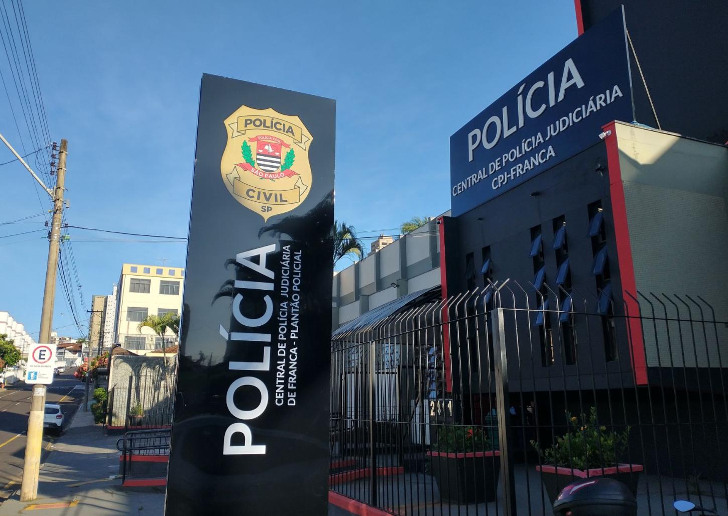 Bandidos invadem joalheria e furtam mais de R$ 100 mil em joias