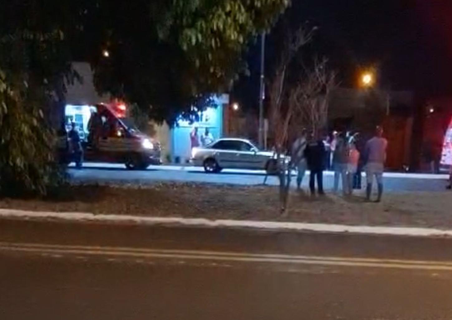 Idoso morre atropelado por carro ao tentar atravessar avenida; assista