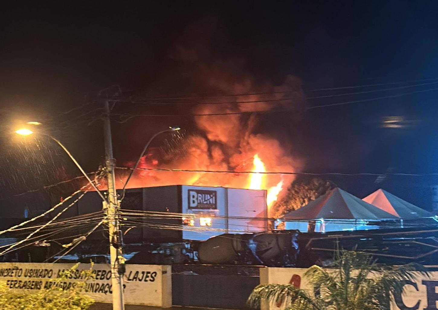 Incêndio de grandes proporções atinge fábrica de produtos químicos; assista