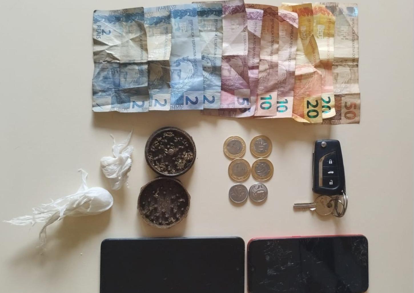 Quarteto pega carro emprestado, some e é detido com drogas pela PM em Rifaina
