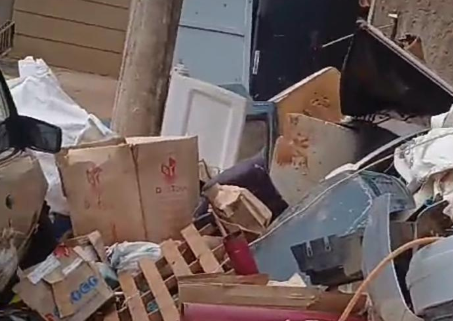 Lixo acumulado por catador causa transtornos a moradores de Pedregulho