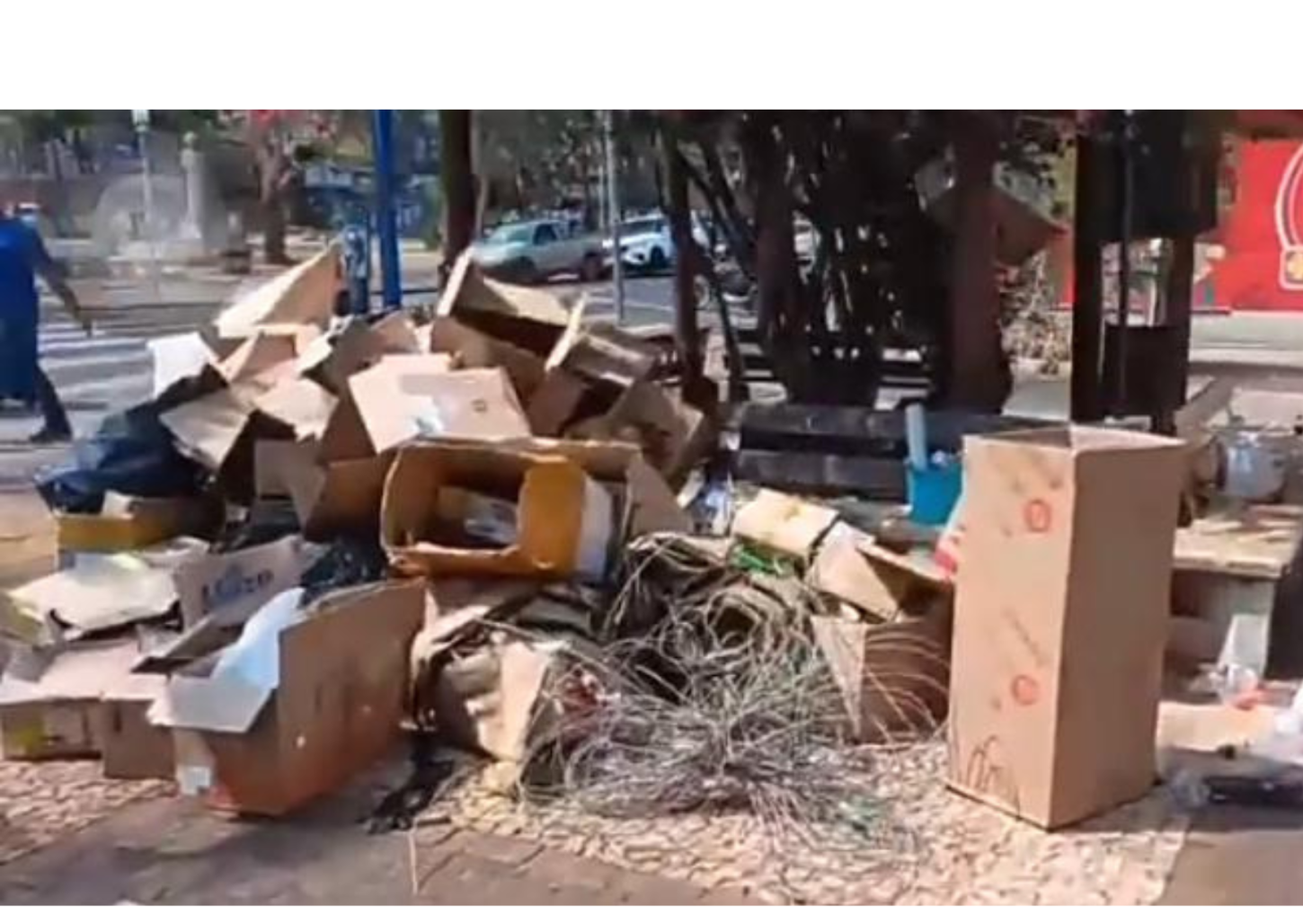 Lojistas reclamam de acúmulo de lixo e entulho no Centro de Franca