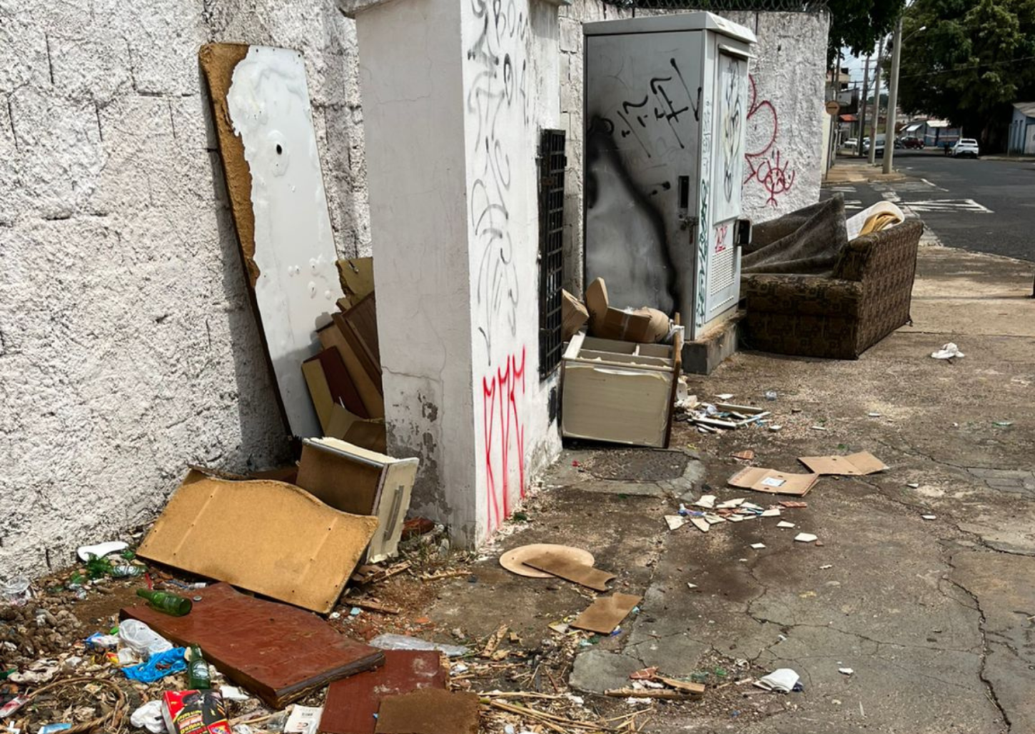Moradores do Vera Cruz reclamam de lixo acumulado em calçada de escola
