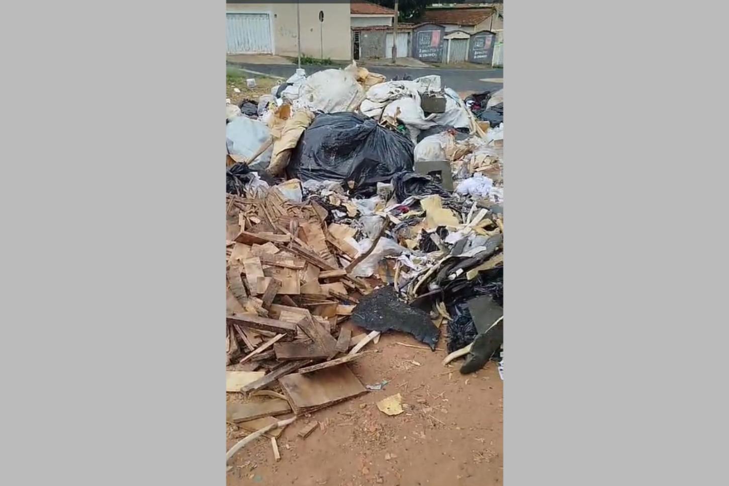 Moradores reclamam de lixão a céu aberto ao lado do Centro Pop