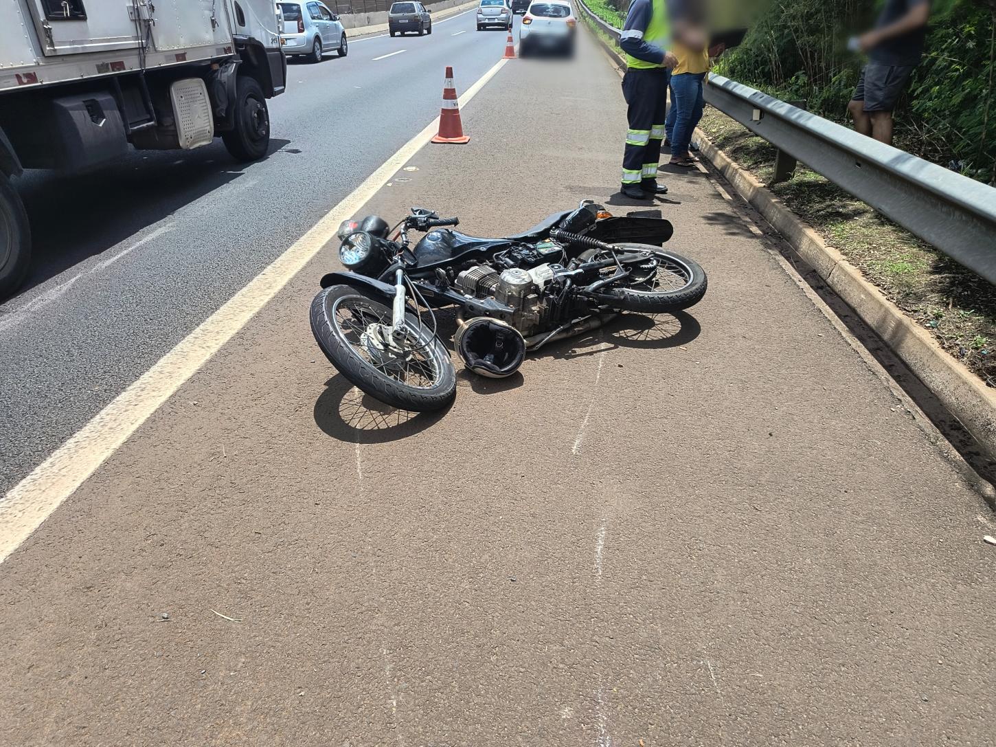 Motociclista bate na traseira de carro e sofre ferimento grave na Portinari