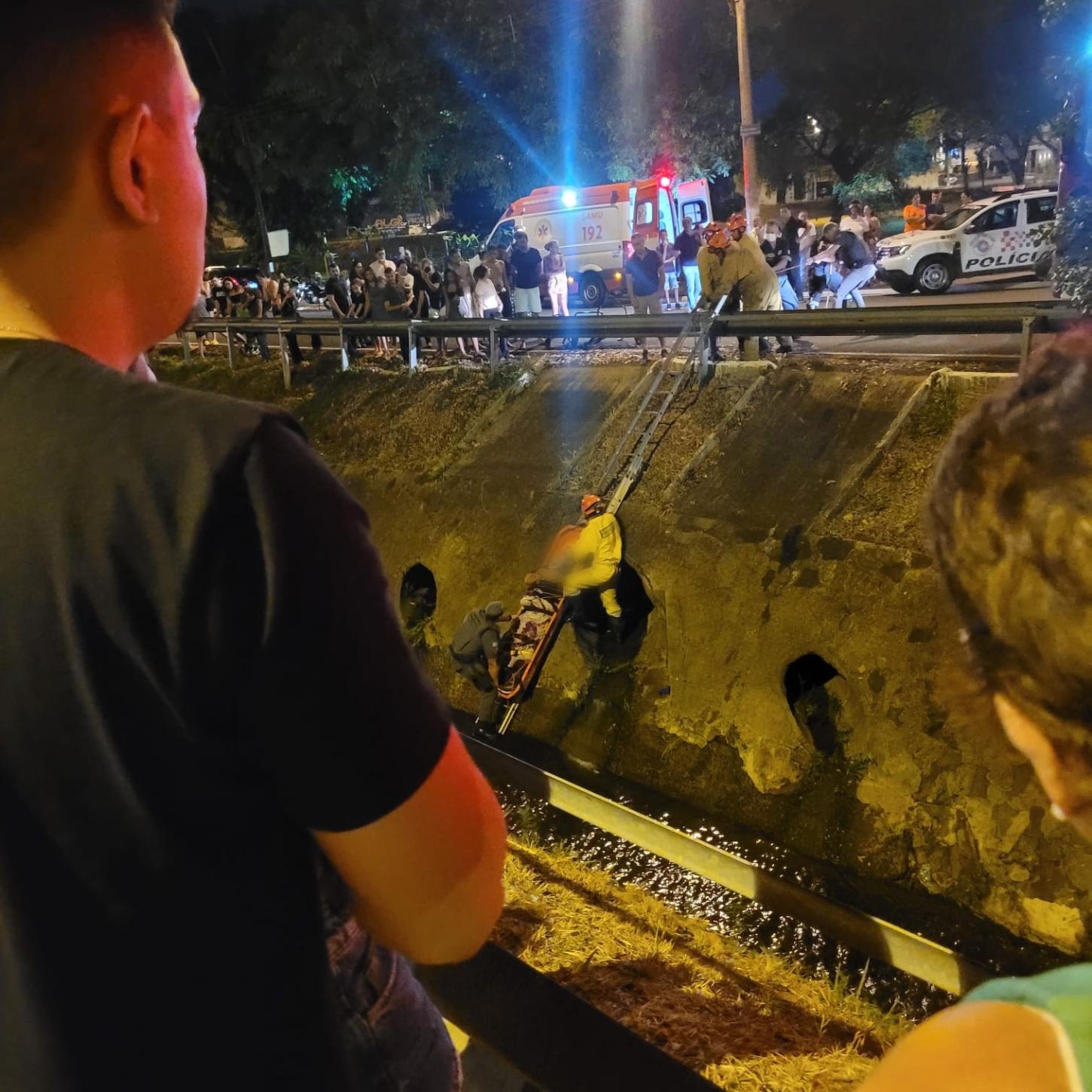 Motociclista é atingido por carro e cai no córrego dos Bagres; assista