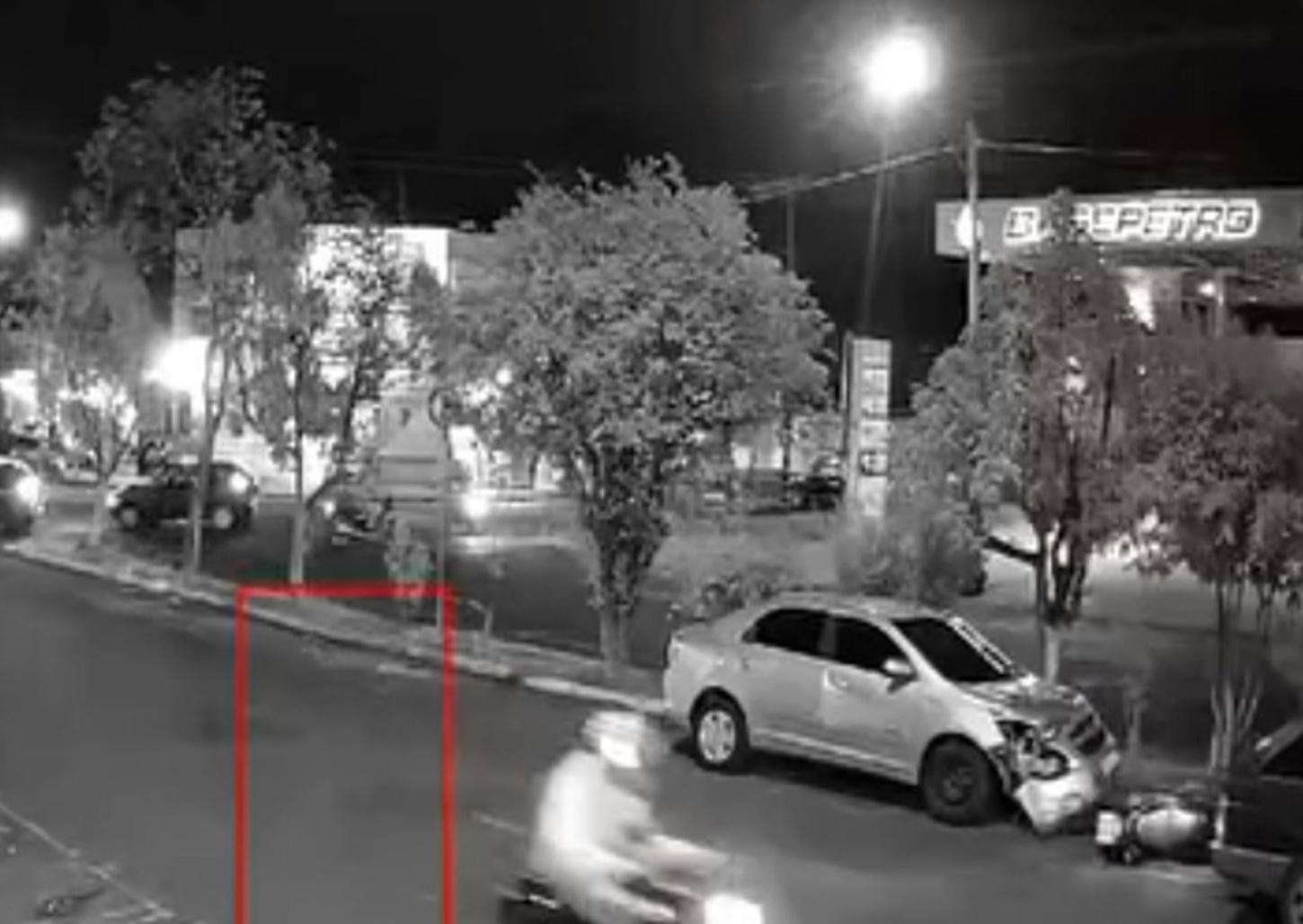 Motociclista é fechado por carro na avenida Ministro Rui Barbosa