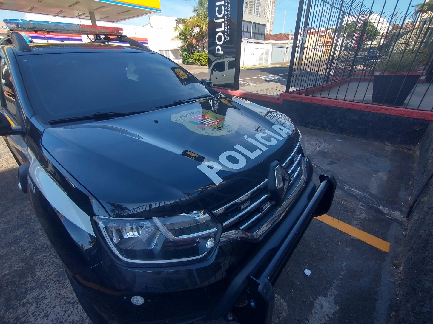 Motociclista furta 10 mil dólares de carro parado em semáforo no Centro