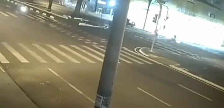 Motociclista causa acidente ao fazer conversão proibida em cruzamento