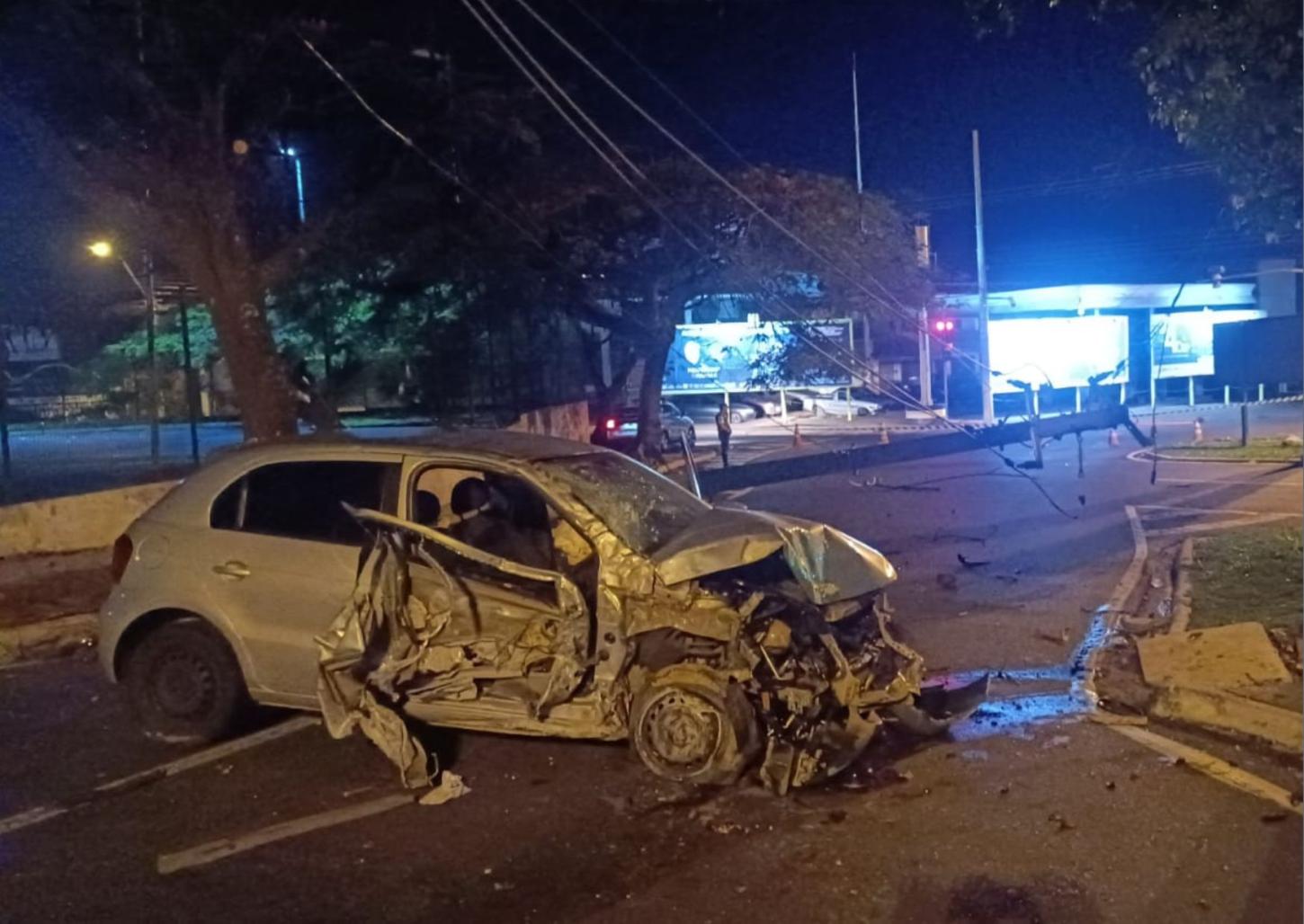 Motorista derruba poste durante a madrugada na Orlando Dompieri