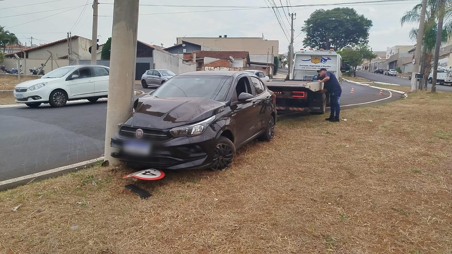 Motorista passa mal e bate veículo em placa de sinalização no Jardim Noêmia