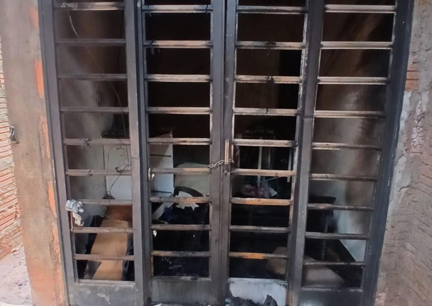 Mulher ateia fogo em casa alugada em Pedregulho e foge