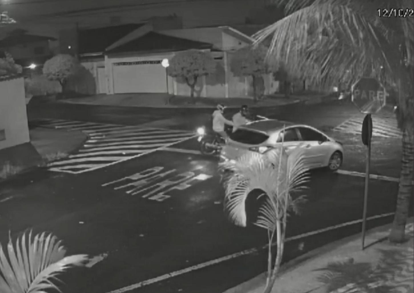 Mulher é abordada por bandidos em cruzamento e tem carro roubado