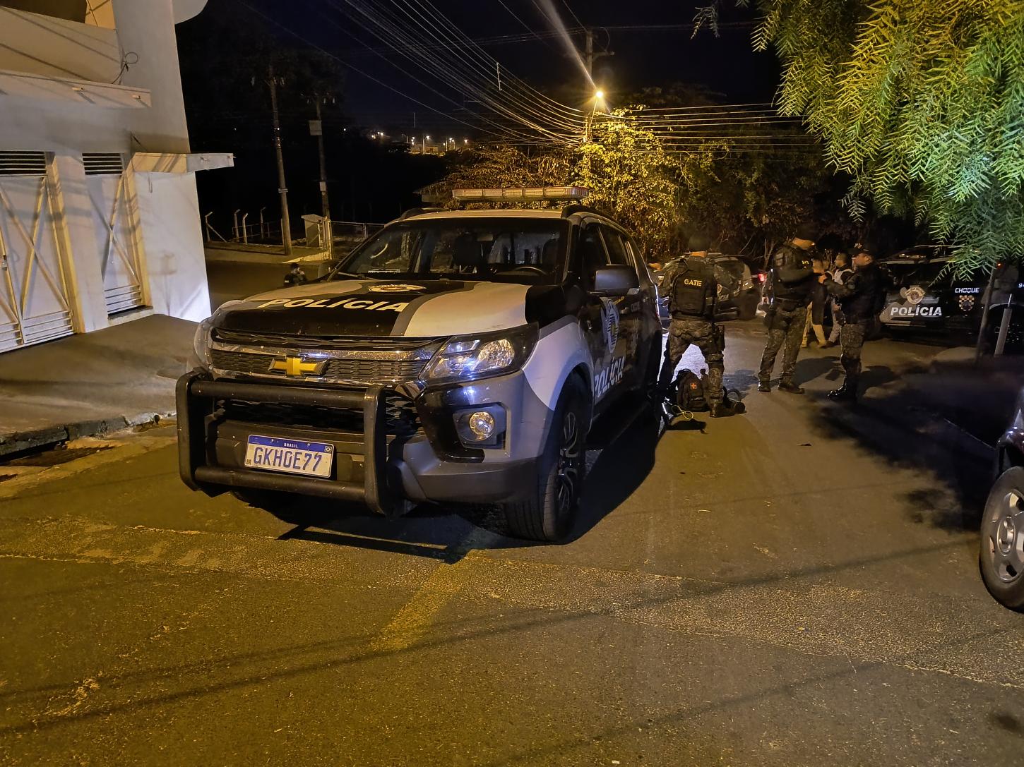 Polícia Militar salva mulher mantida refém por 9 horas; agressor morreu