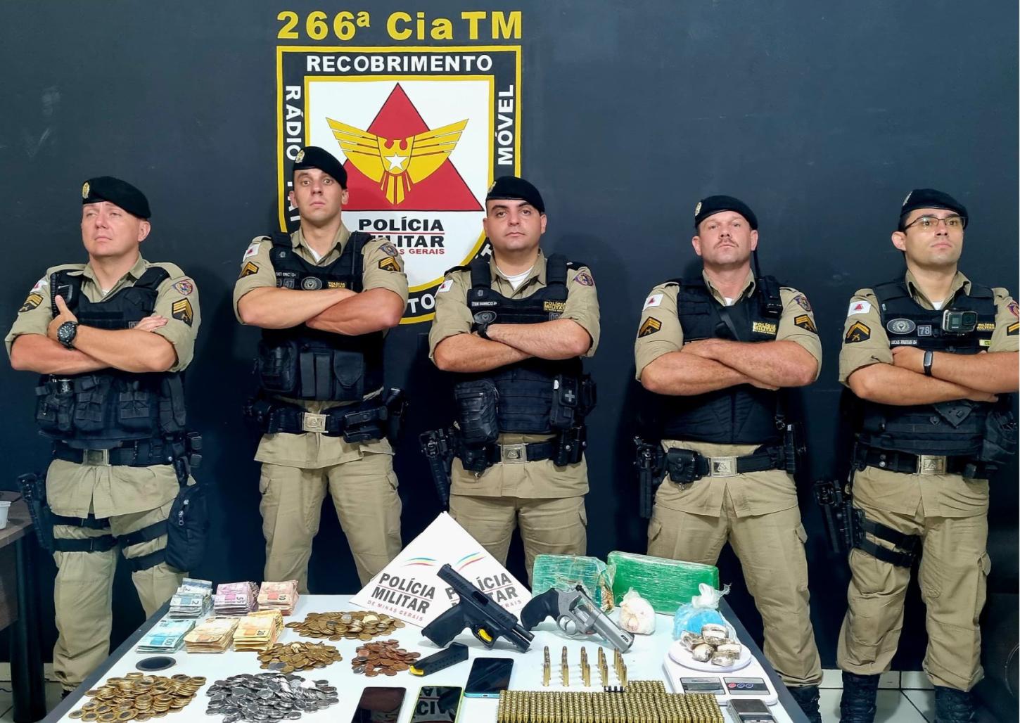 Policiais do Tático Móvel prendem homem com duas armas e drogas