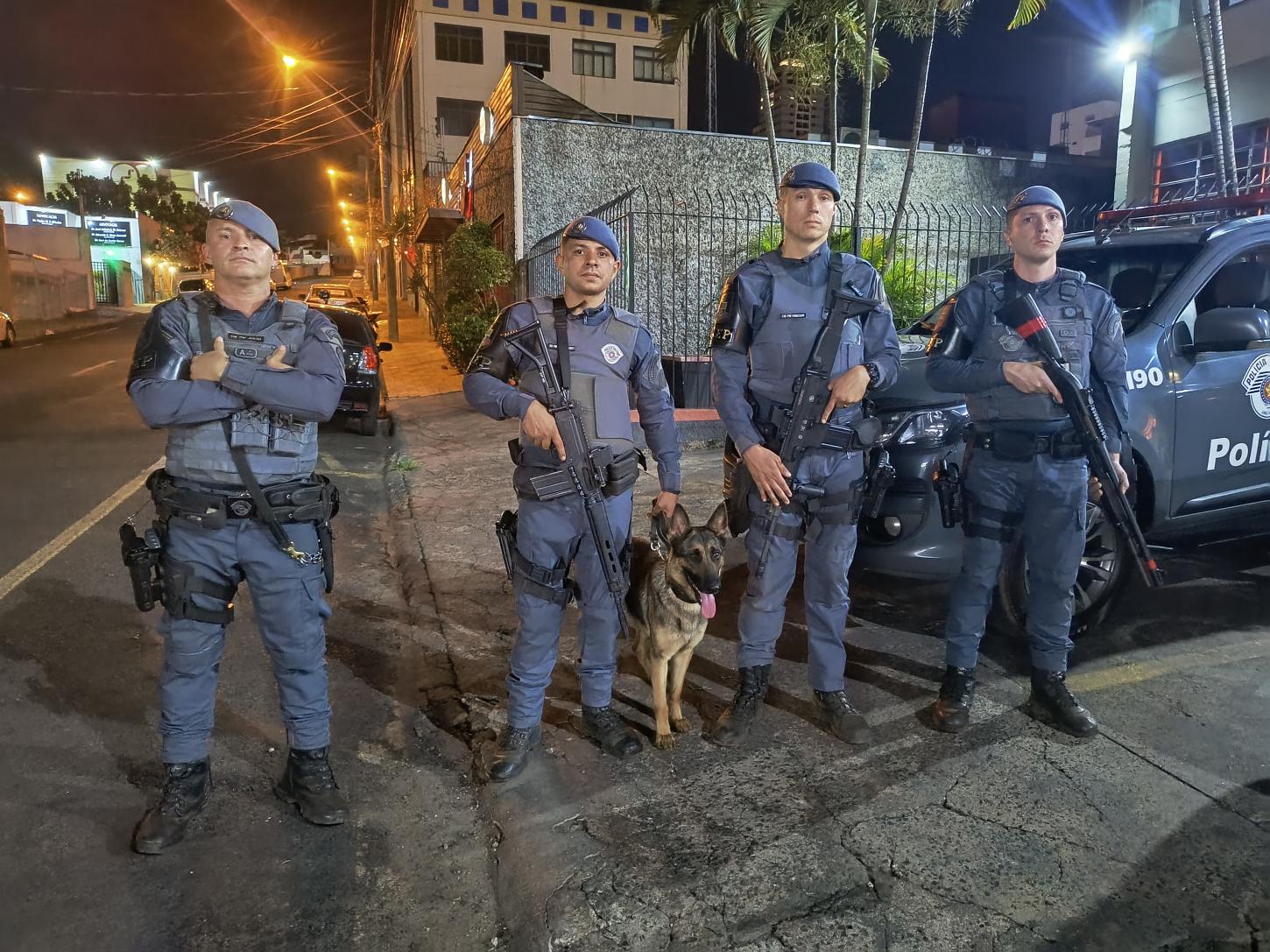 Policiais e cadela do BAEP prendem traficante no Jardim Aeroporto