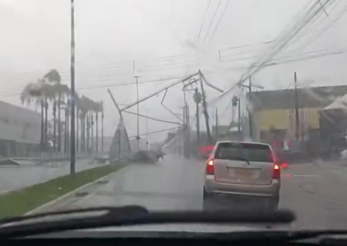 Tenda é arremessada na avenida Adhemar de Barros durante temporal