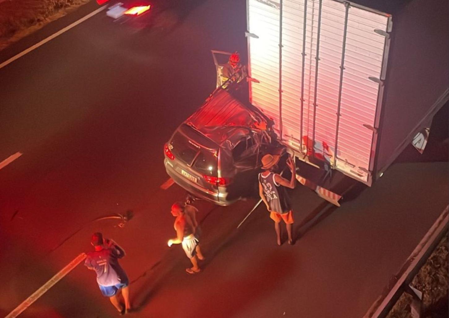 Veículo bate na traseira de caminhão na rodovia Cândido Portinari