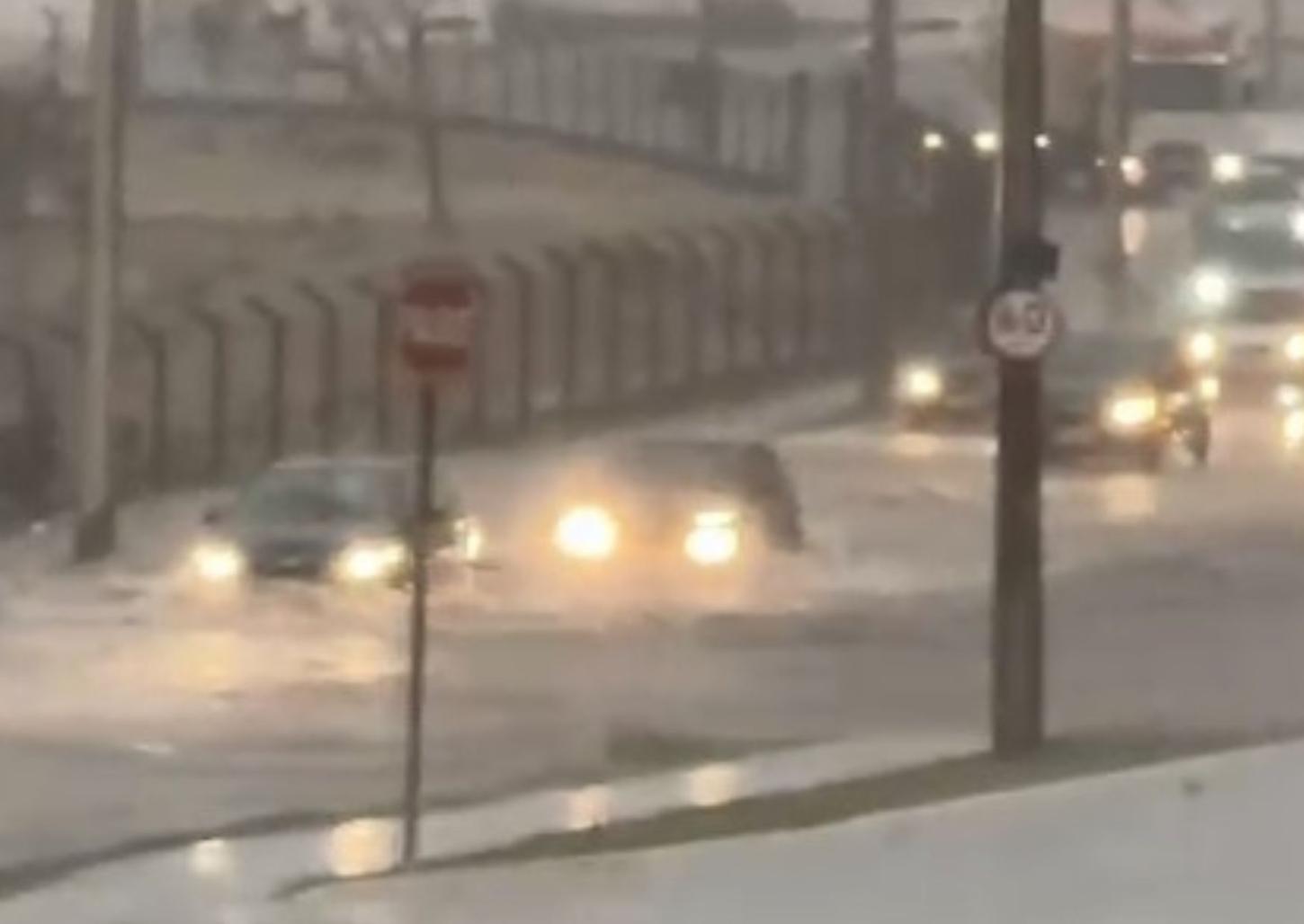 Veículos ficam ilhados durante alagamento na avenida Ministro Rui Barbosa