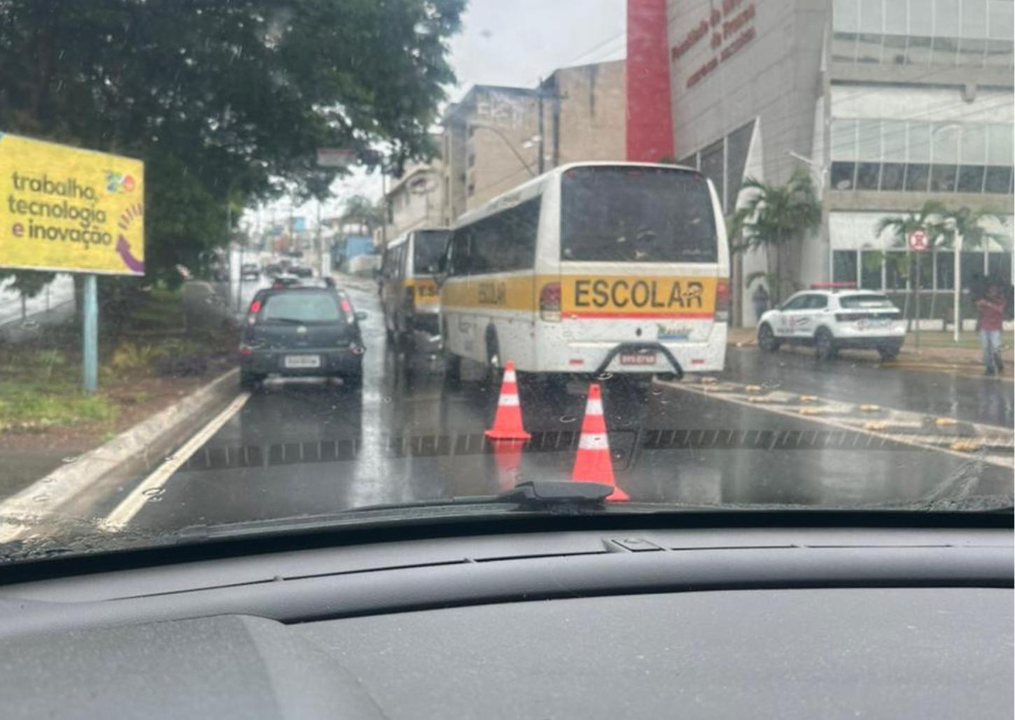 Acidente entre dois micro-ônibus escolar e caminhão deixa trânsito lento