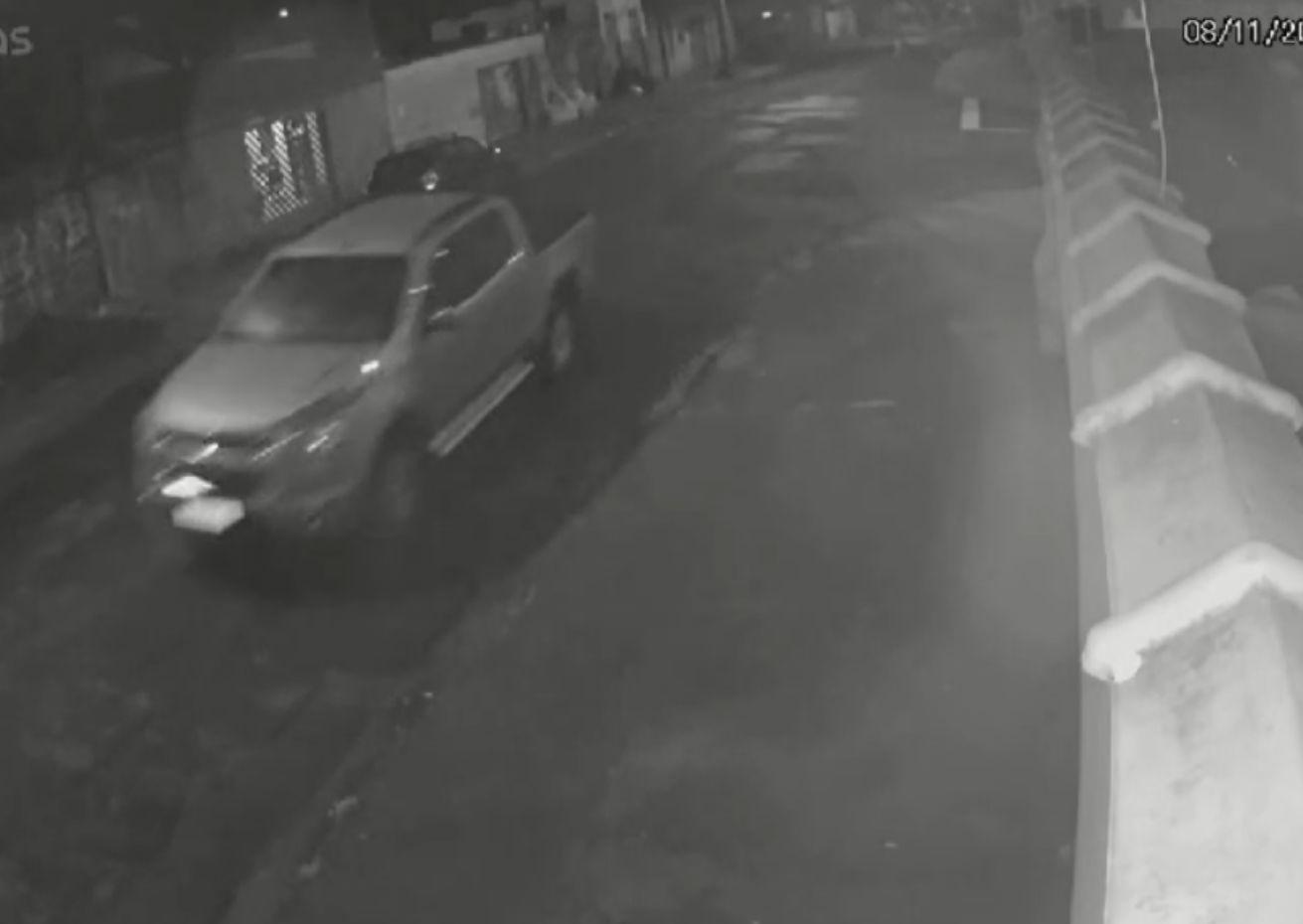 Homem é assaltado na porta de casa; bandidos levaram caminhonete