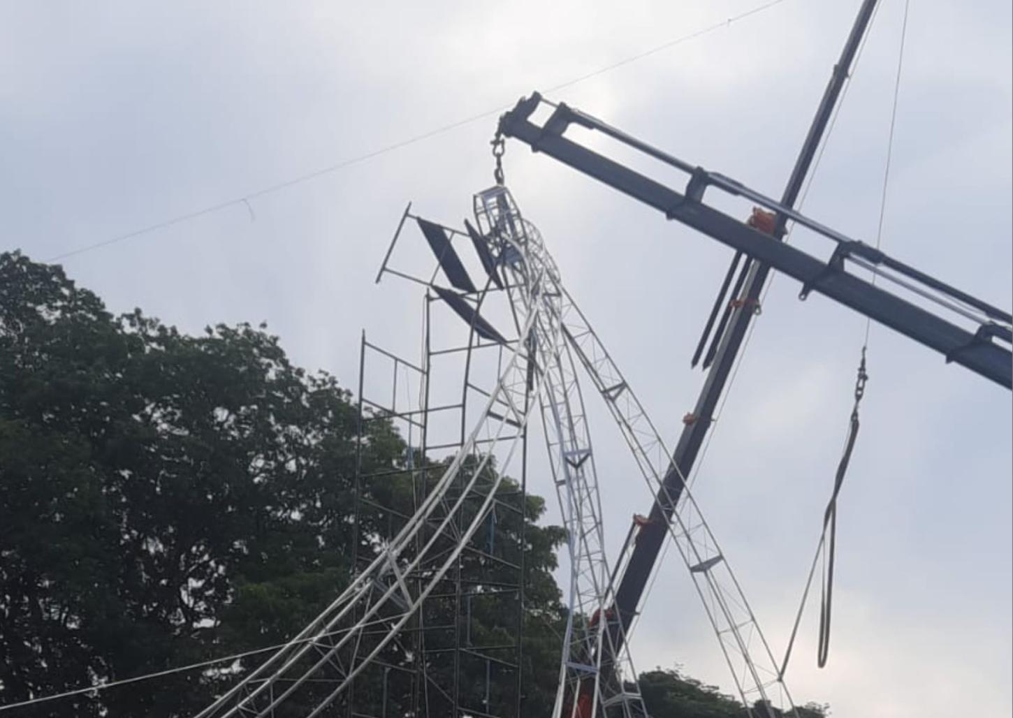 Andaime cede durante montagem da árvore de natal na praça central