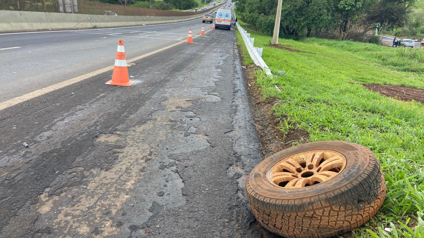 Após colisão, estepe é arremessado e atinge dois carros na Portinari