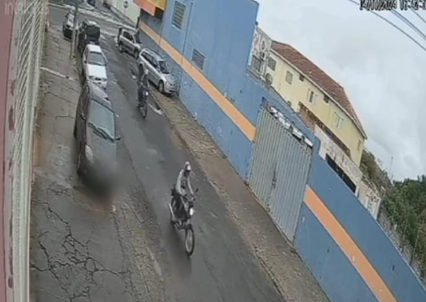 Câmeras flagraram bandidos furtando motocicleta no Jardim São Luiz