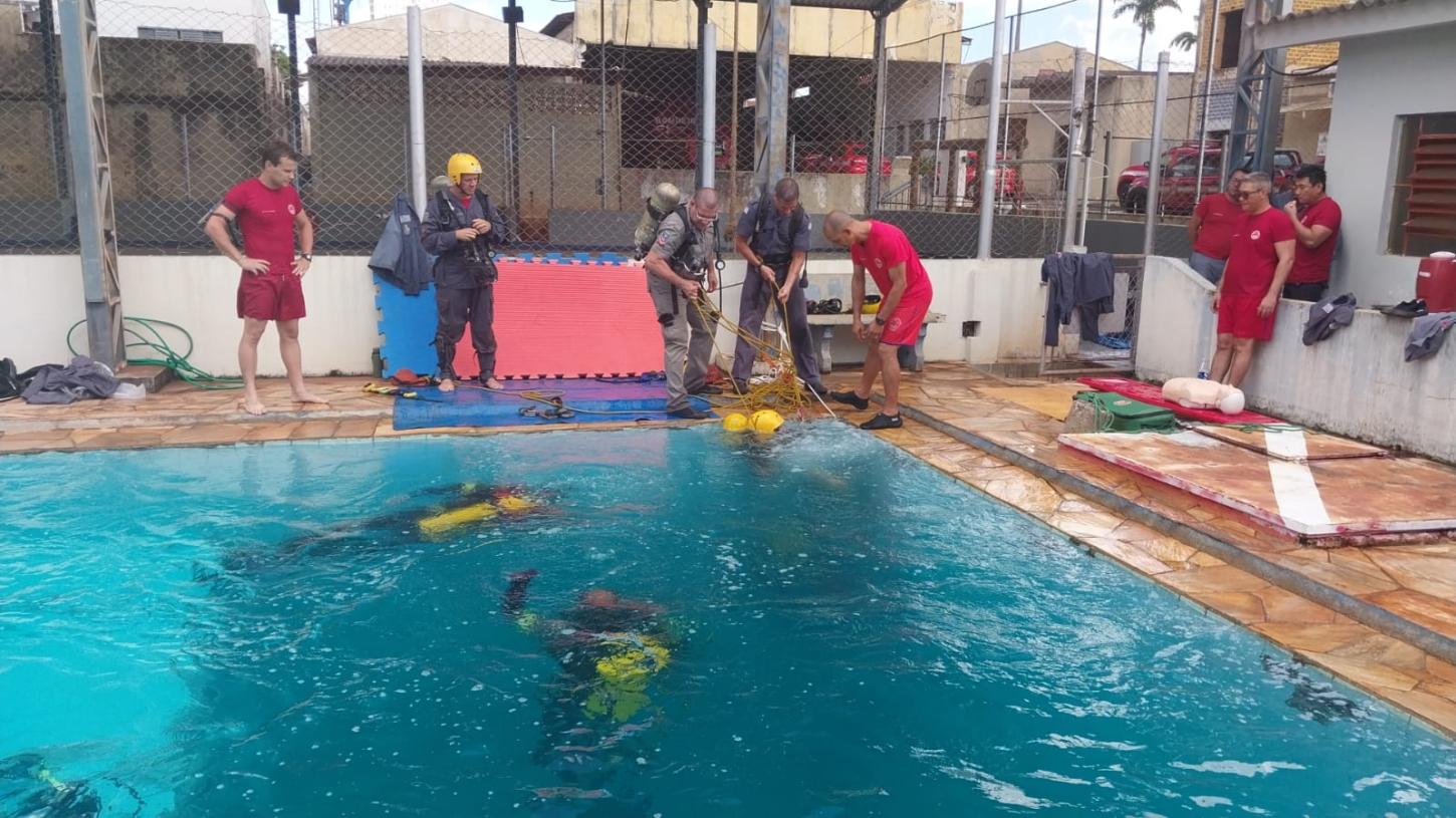 Bombeiros realizam treinamentos de salvamento aquático em Franca