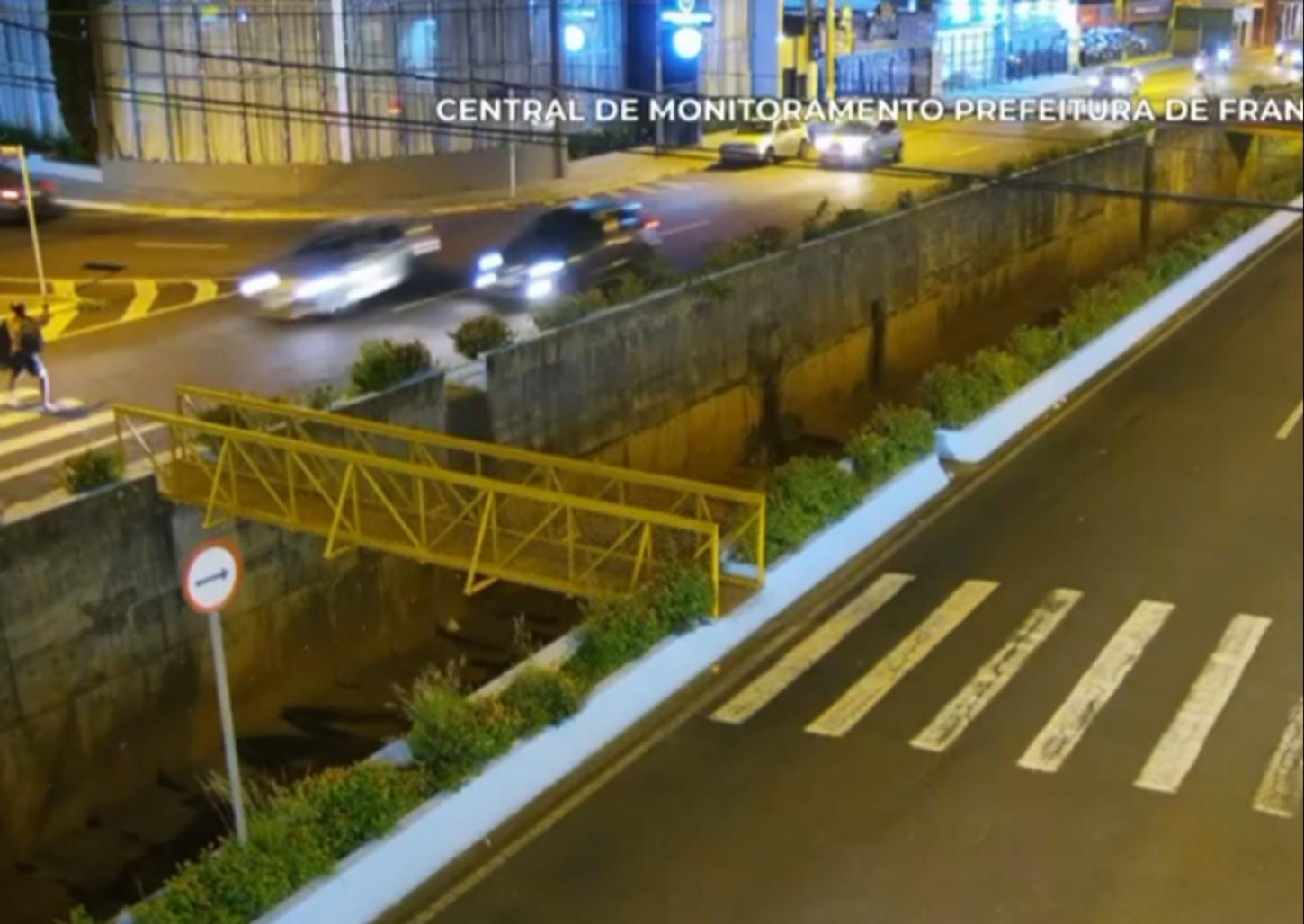 Câmera da Prefeitura flagra morador de rua sendo atropelado em avenida