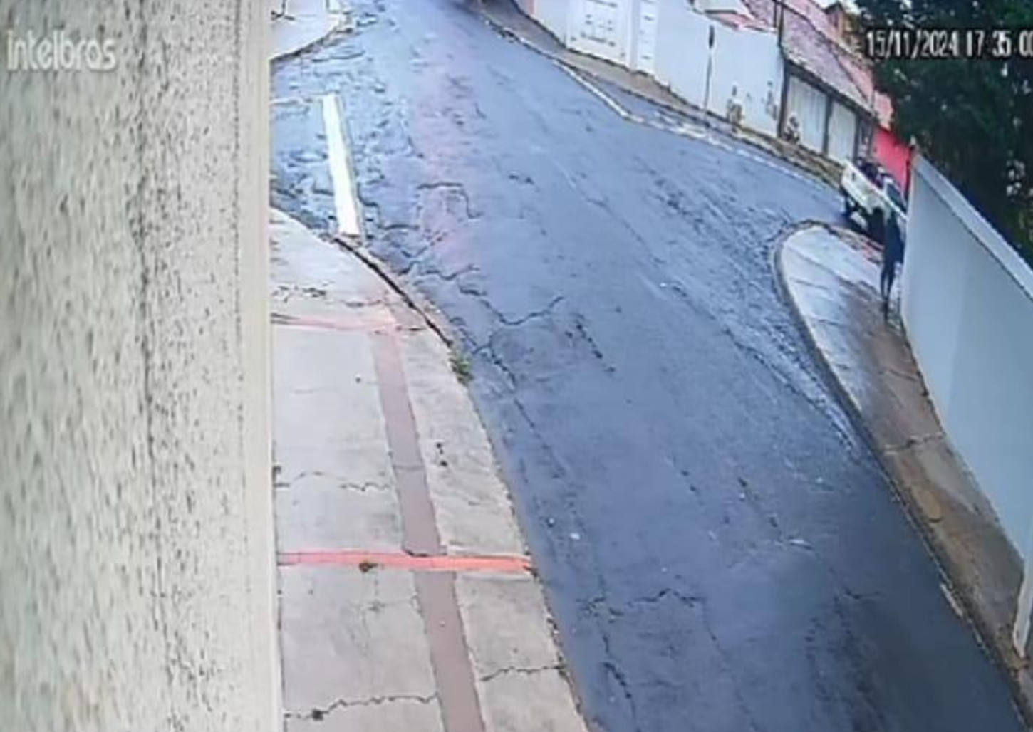 Câmera de segurança registra momento que professora é rendida por bandido