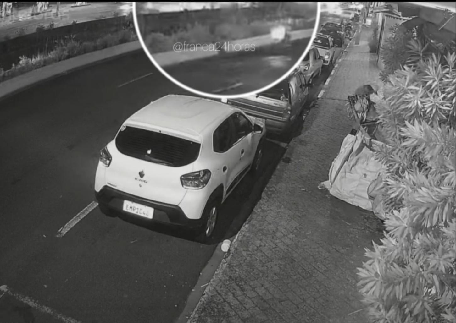 Câmera flagra morador de rua sendo atropelado e arremessado em córrego