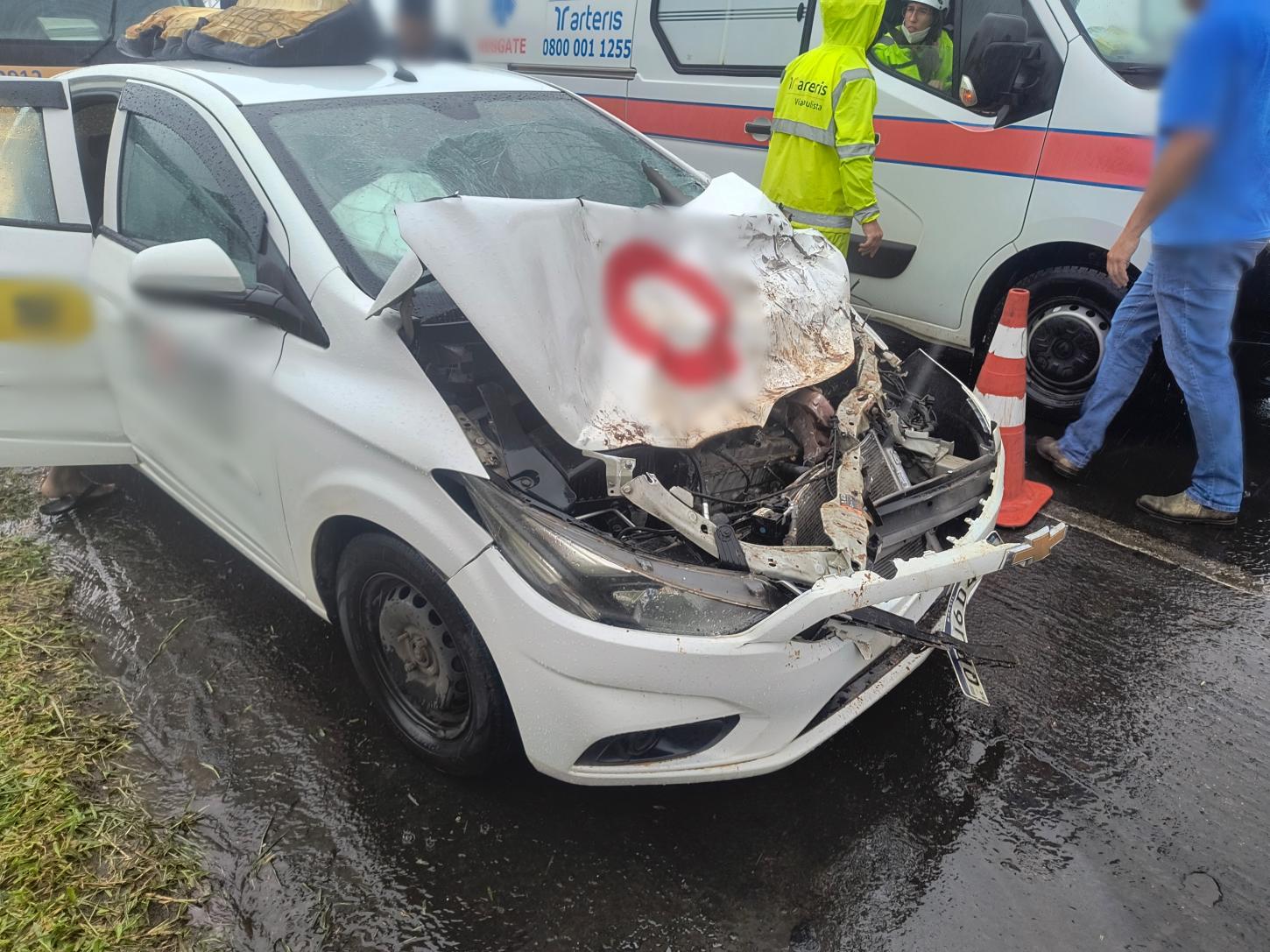 Carro roda na pista e bate de frente com veículo de aplicativo