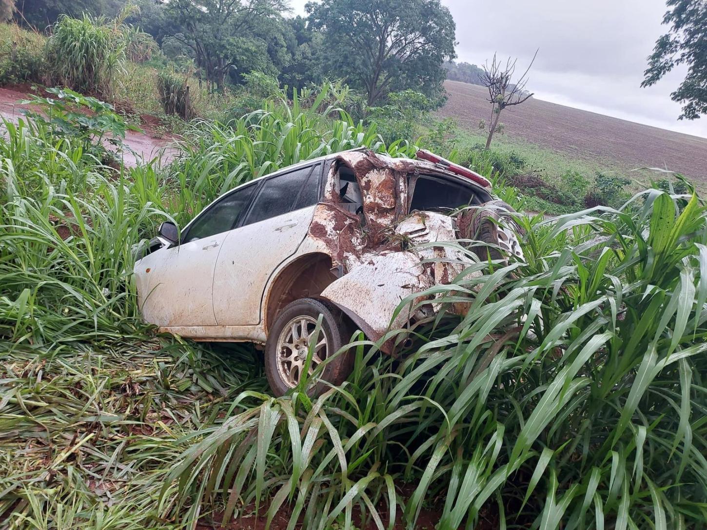 Capotamento deixa três pessoas feridas na região de Franca