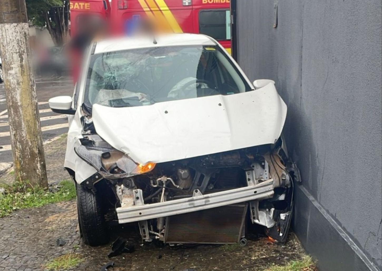 Carro é arremessado na calçada após colisão no bairro Cidade Nova