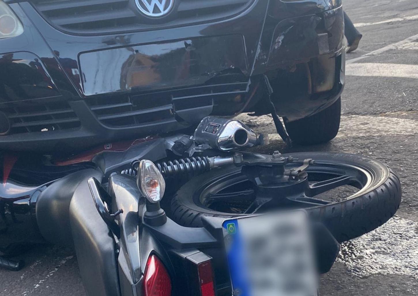 Moto vai parar embaixo de carro em acidente no Jardim Paulistano