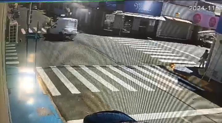 Câmera flagra acidente entre carro e moto na Vila Santos Dumont