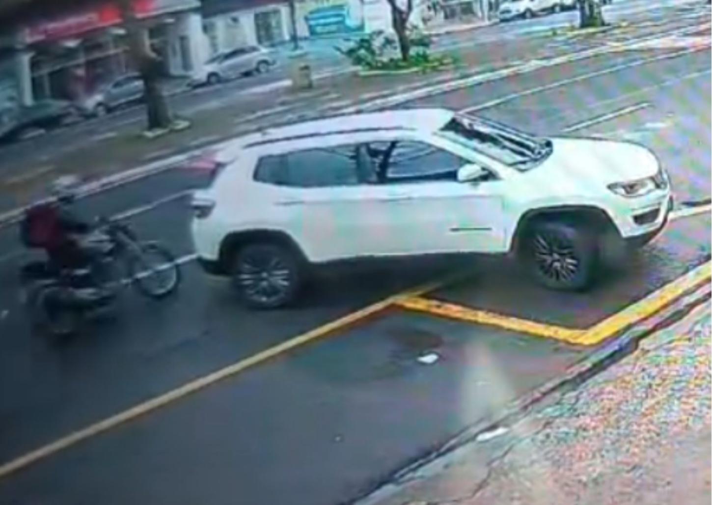 Entregador  fratura o tornozelo em acidente na avenida Presidente Vargas